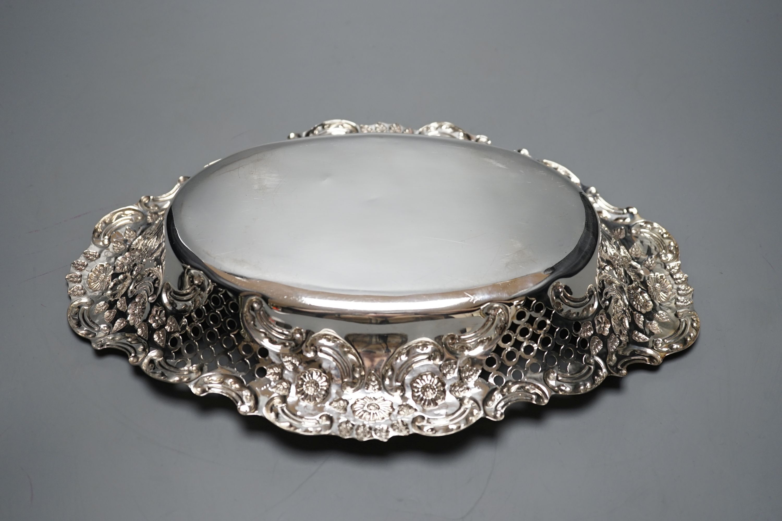 A late Victorian pieced an embossed silver oval fruit bowl, George Howson, Sheffield, 1900, 31.3 cm, 13oz.